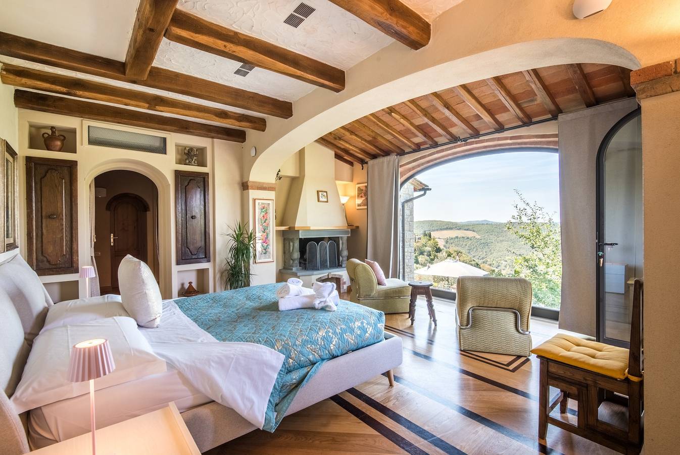 "Villa Erbolino" con giardino privato, vasca da bagno in pietra all'aperto e Wi-Fi in Gaiole in Chianti, Chianti