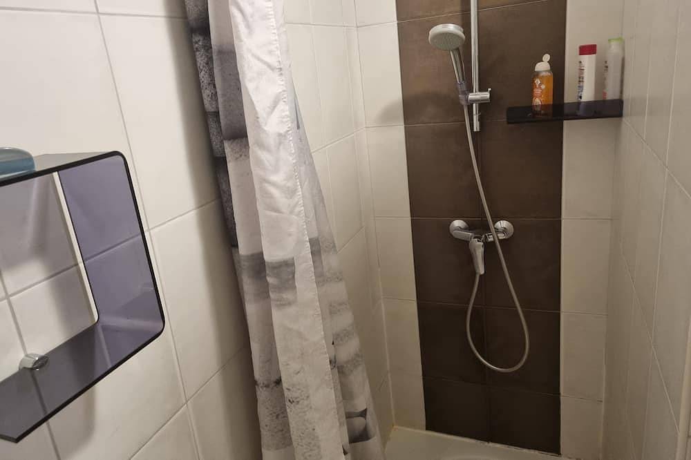 T2, Rez de villa climatisé à la Campagne, proche Ajaccio, piscine 8/4 mètres. in Afa, Région d'Ajaccio