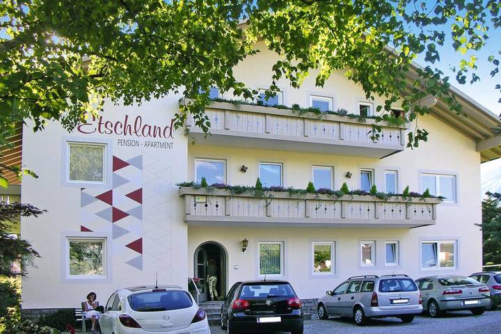 Ferienwohnung für 4 Personen, mit Balkon und Garten sowie Ausblick im Dorf Tirol