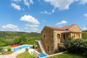 Gîte pour 8 personnes, avec terrasse et jardin à Mazeyrolles