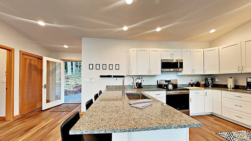 Blick auf das Wasser von diesem New Northwest Modern Home mit Whirlpool in Orcas Island