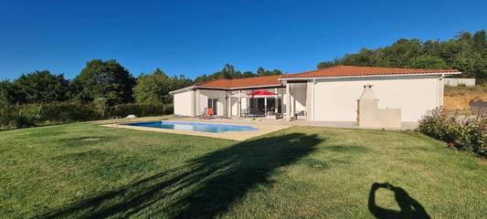 Cottage pour 8 personnes, avec piscine ainsi que vue et terrasse à Œuilly