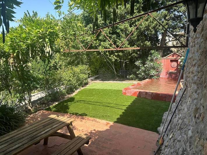 Location de vacances pour 6 personnes, avec vue et piscine ainsi que terrasse et jardin à Sant Mori