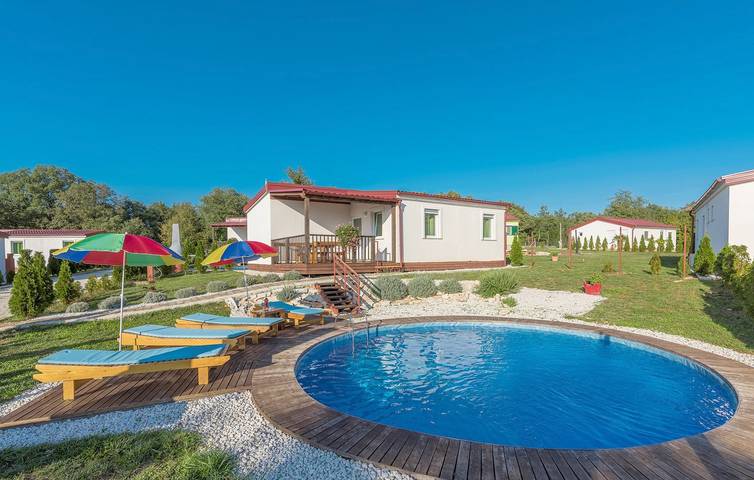 Resort per 6 persone, con balcone e piscina nonché giardino, con animali domestici in Croazia