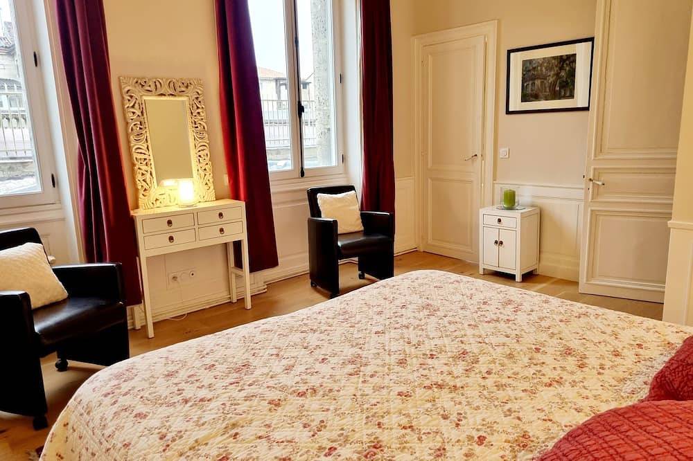 Ganze Wohnung, Apartment-Stadt-Ensuite mit Dusche-Parkblick in Angoulême, Charente