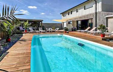 Gîte pour 12 personnes, avec terrasse et piscine à Nalliers