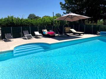 Location de vacances pour 8 personnes, avec piscine ainsi que vue et jardin à Sainte-Innocence
