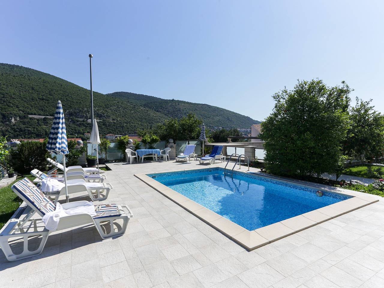 Ganze Wohnung, Villa Celenca - Superior Two Bedroom Apartment with Terrace and Sea View - A5 in Mokosica, Dubrovnik-Neretva