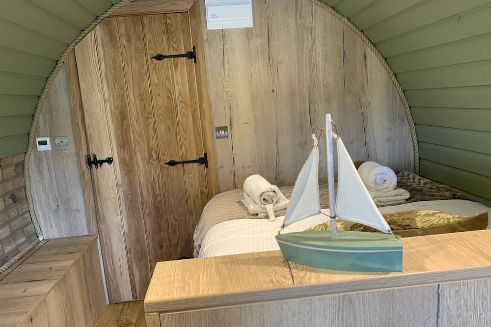 Entire apartment, Cosy escape heated luxury pod with hot tub in Minster-on-Sea, Kent