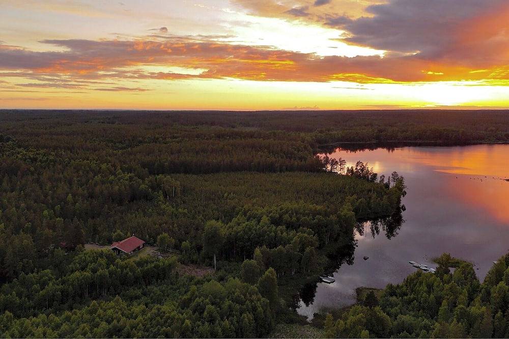 Beautiful 150-square-meter villa with an open gallery, a fireplace, and a boat on the lake in Nybro region
