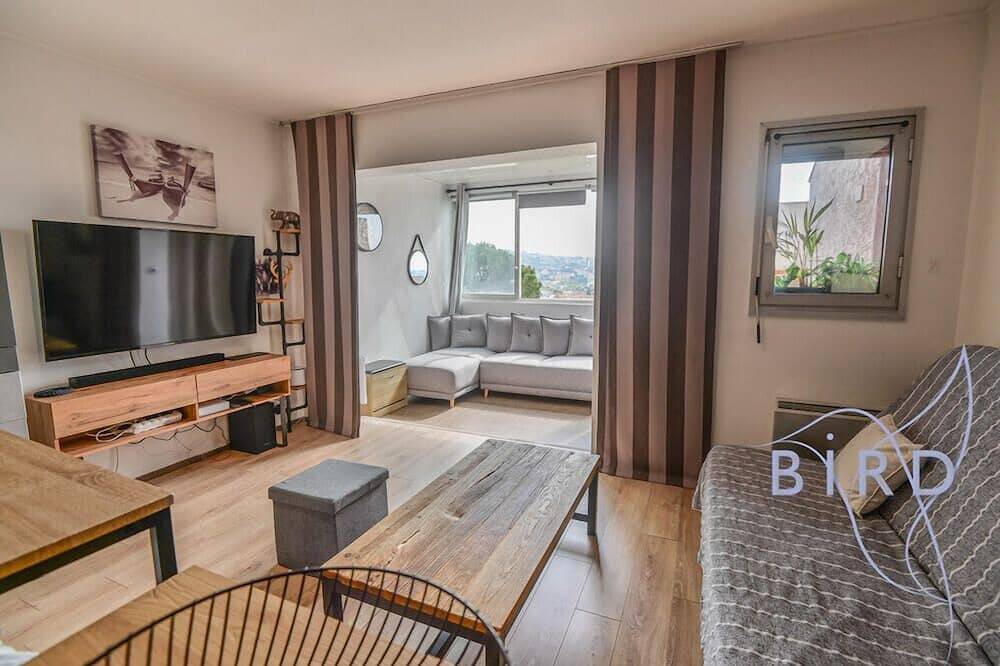 Geheel appartement, Large studio with swimming pool and open view in Saint-Laurent-du-Var, Cannes regio