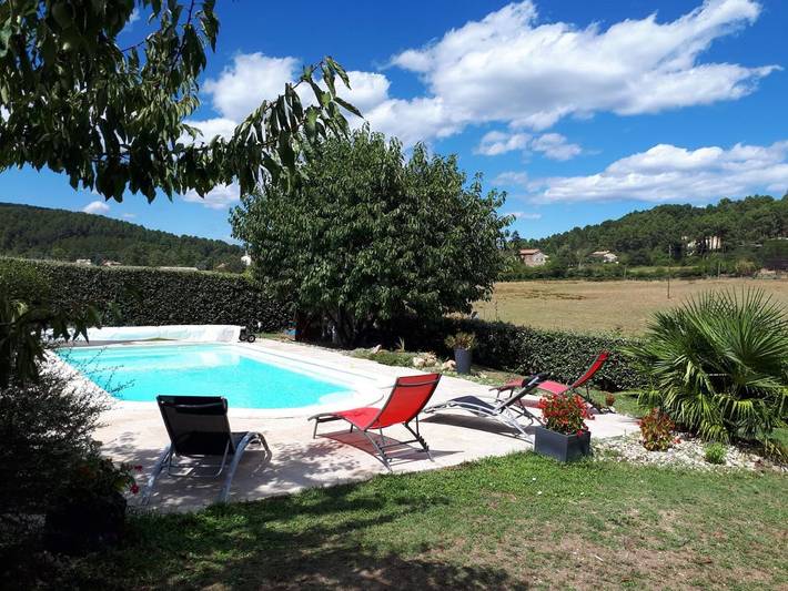 Location de vacances pour 6 personnes, avec Terrasse et Jardin ainsi que Piscine et Vue à Laval-Pradel