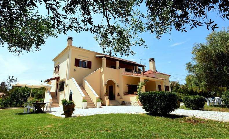 Διαμερίσματα διακοπών για 8 άτομα, με Μπαλκόνι και Ταράτσα καθώς και Κήπο και Πισίνα στον Άγιο Ιωάννη (Κέρκυρα)