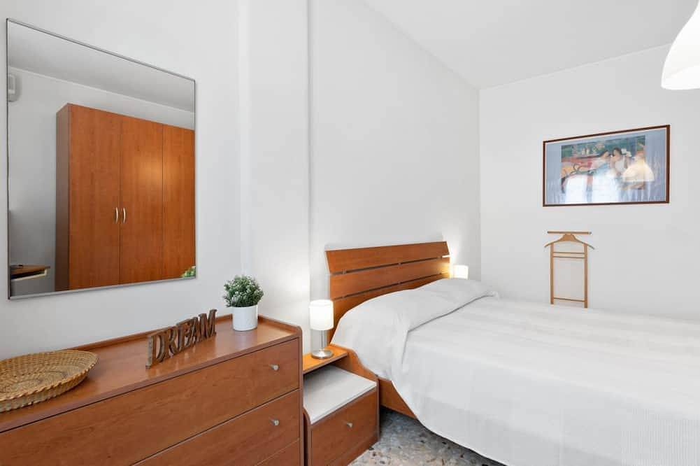 Ganze Wohnung, Guesthost - Comfortable 77 sqm apartment with two balconies (one with sea view), which can comfortably accommodate up to 4 people, located on the third floor of a building without lift. The property is located in Aci Castello, just 11 km from Catania, a in Aci Trezza, Aci Castello