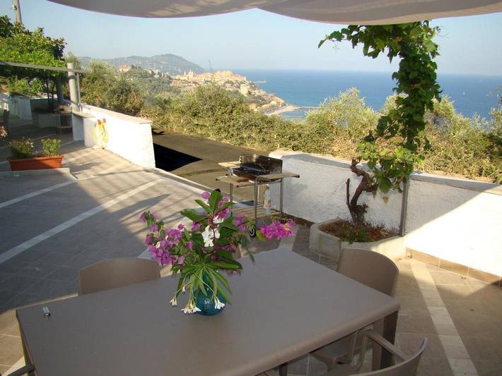 B&b per 7 persone, con Terrazza e Giardino nonché Panorama in Imperia e dintorni