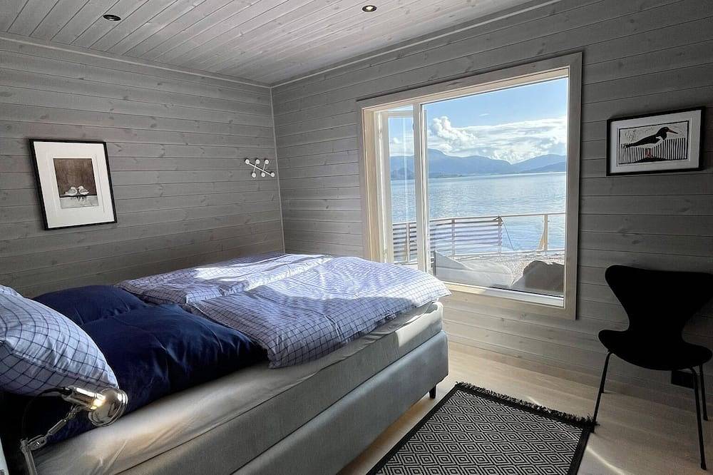 Villa Blue Dream - Traum Ferienhaus in direkter Fjordlage mit Jacuzzi & Sauna in Kristiansund, Nördliches Fjordnorwegen