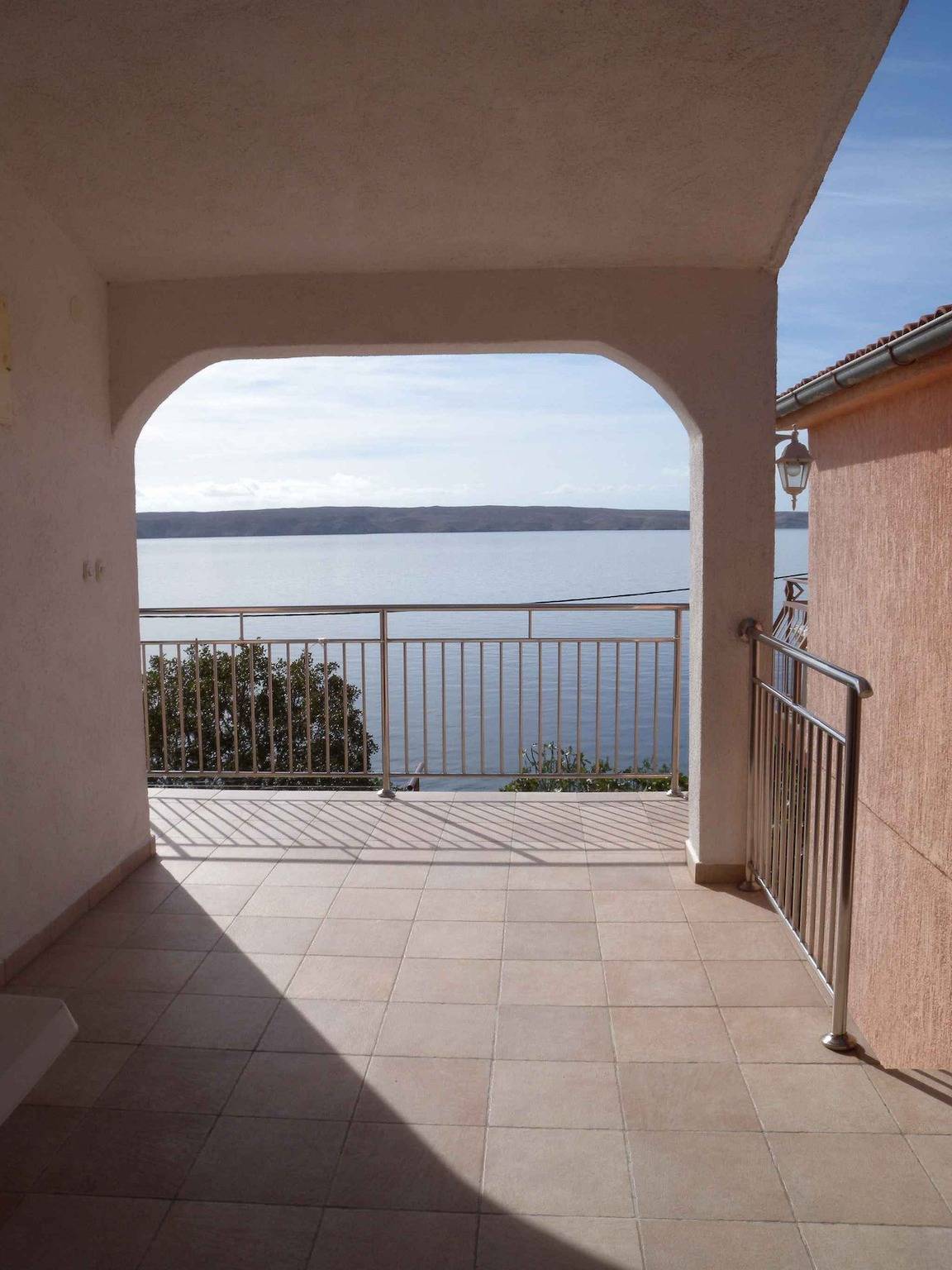 Ganze Ferienwohnung, Ferienwohnung an der Küste, nur 20 m zum Meer  in Lukovo Šugarje, Naturpark Velebit