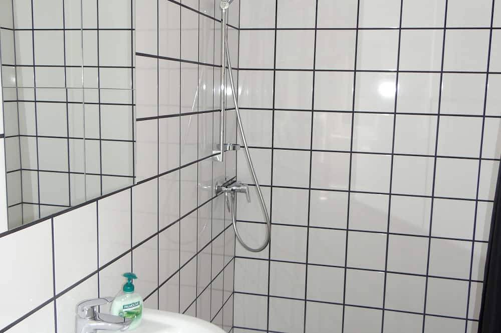 Ganze Wohnung, Ruhige, großzüge und  lichtdurchflutete Ferienwohnung/Loft mit großem Hofgarten in Buchholz, Müritz