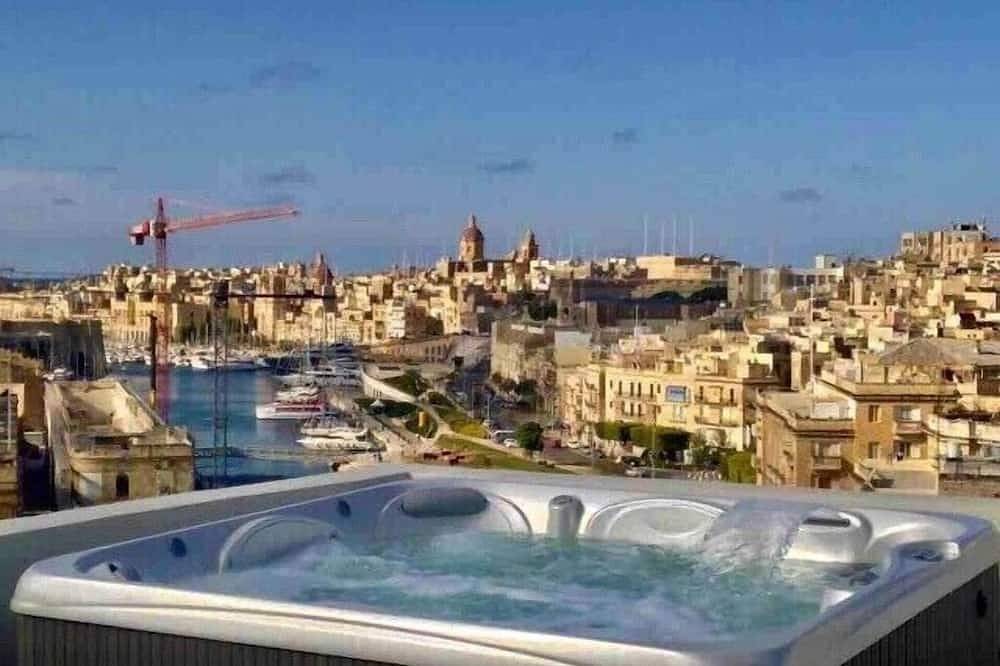 Deluxe Penthouse Suite: Jacuzzi, Private Terraces, Breathtaking Views! in Cospicua, Malta Island
