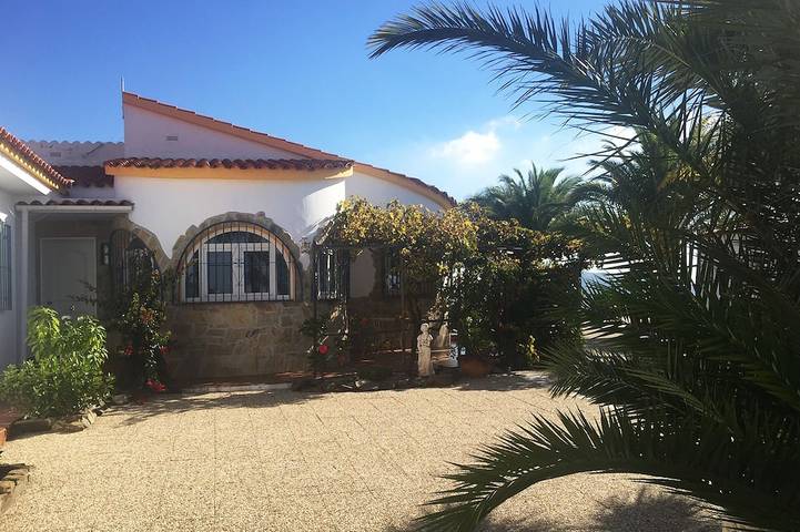 Intime Villa  Meer-/Bergblick 40 m² Pool Palmen free WiFi AC Heizung Sauna Kamin in Sayalonga, Costa del Sol