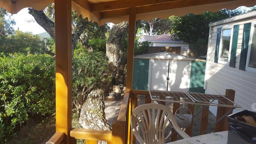 Camping pour 6 personnes, avec Terrasse ainsi que Piscine et Vue à Gassin - 2