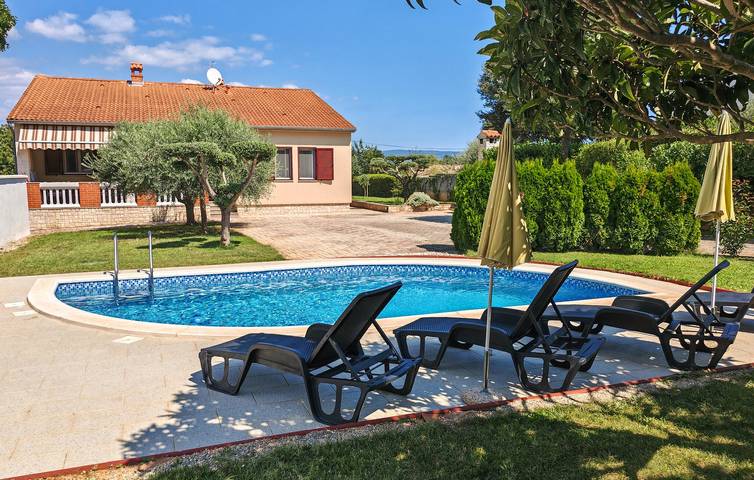 Gemütliche Ferienwohnung mit Pool und Terrasse, 2 km vom Strand Duga Uvala entfernt in Marčana, Südküste Istrien