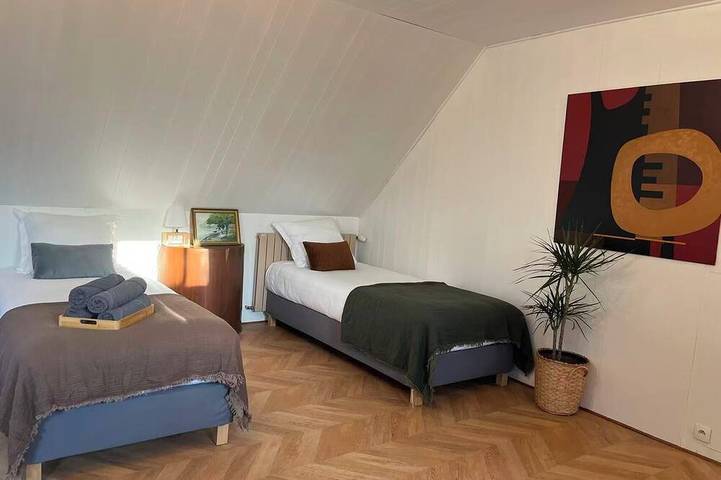 Lush Garden Villa near Paris / Pets Welcome & 4 Free Parking Spaces in Vitry-sur-Seine, Val-de-Marne