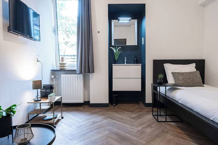 Ganze Wohnung, Unsere Unterkunft bietet eine einfache Einrichtung und ein Waschbecken im Zimmer für Ihren Alltag. in Tilburg, Nordbrabant