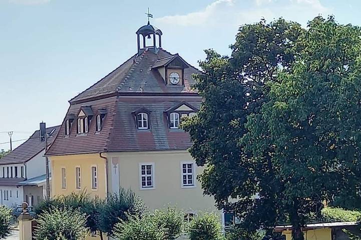 Very large (105m2) family-friendly apartment in castle 'Rittergut Heyda' in Falkenhain, Lossatal