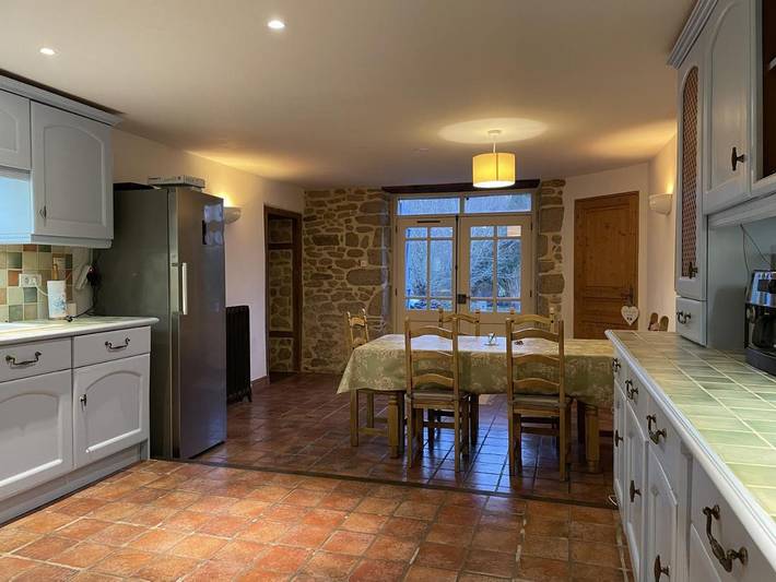 Location de vacances pour 8 personnes, avec terrasse ainsi que piscine et jardin, animaux acceptés à La Chapelle-Montbrandeix - 2
