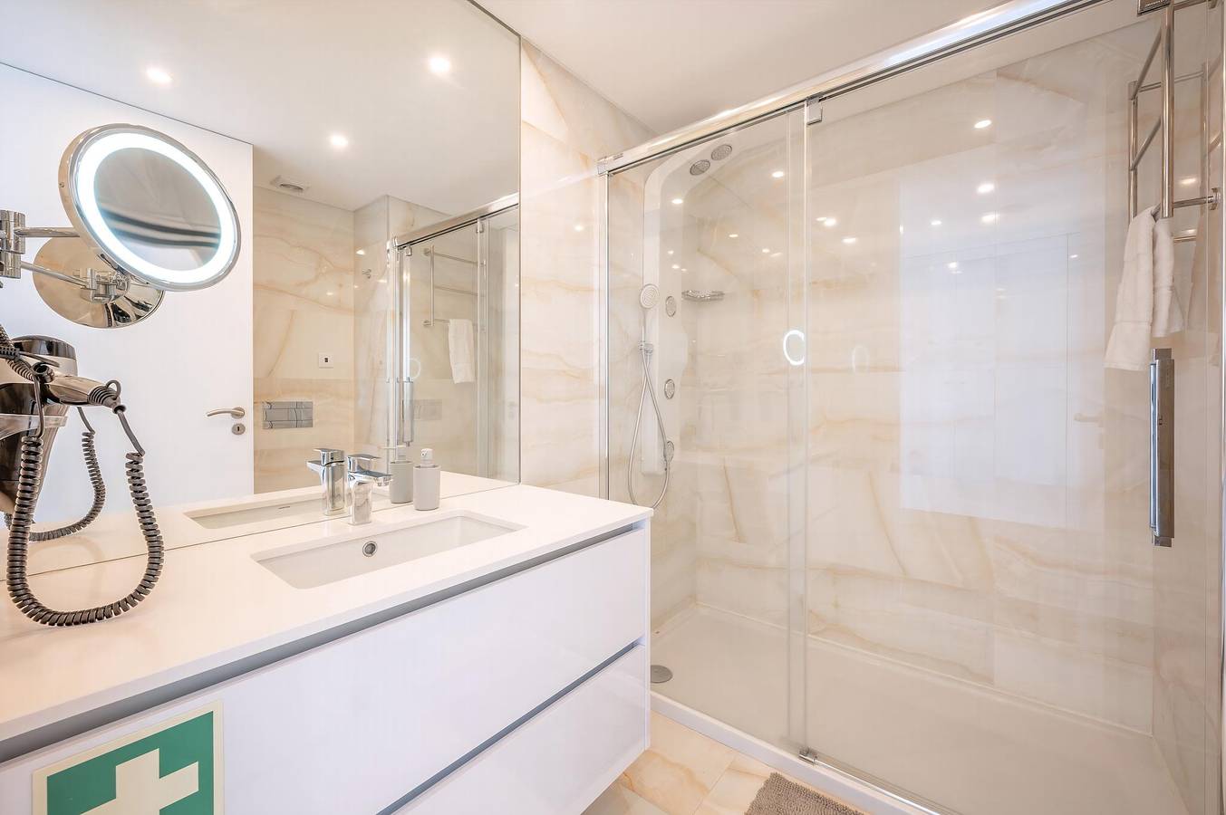 Studio entier, Guestready - Retraite de Naufrago en bord de mer 2 in Praia do Ouro, Sesimbra