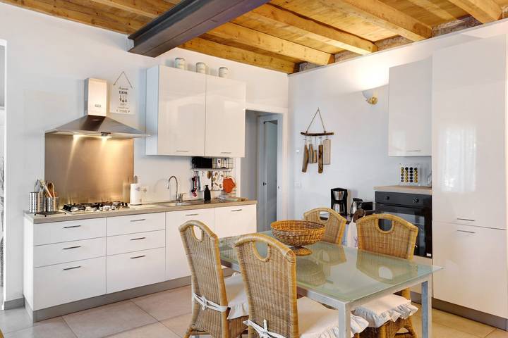 Entire apartment, Apartment 'Les Amis' with Private Garden, Wi-Fi and Air Conditioning in Peschiera del Garda, Garda Mountains