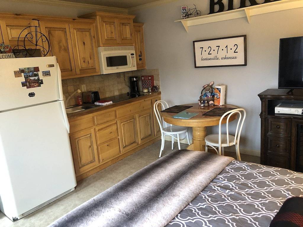 Ganze Wohnung, Cozy, cute studio! Safe and quiet neighborhood, Comfy bed; Near downtown! in Bentonville, Ozark Mountains