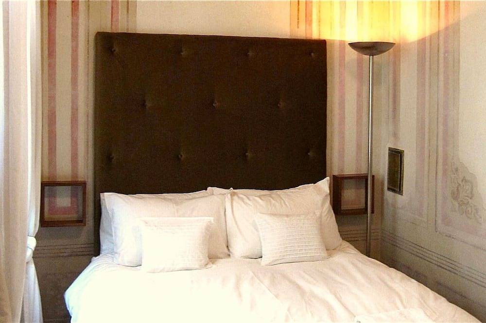 Hel lejlighed, Stylish gem with amazing charm and nightlife buzz! in Beyoğlu, Istanbul