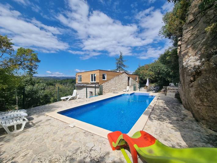 Location de vacances pour 12 personnes, avec terrasse et piscine, animaux acceptés à Aigues-Vives (Hérault)