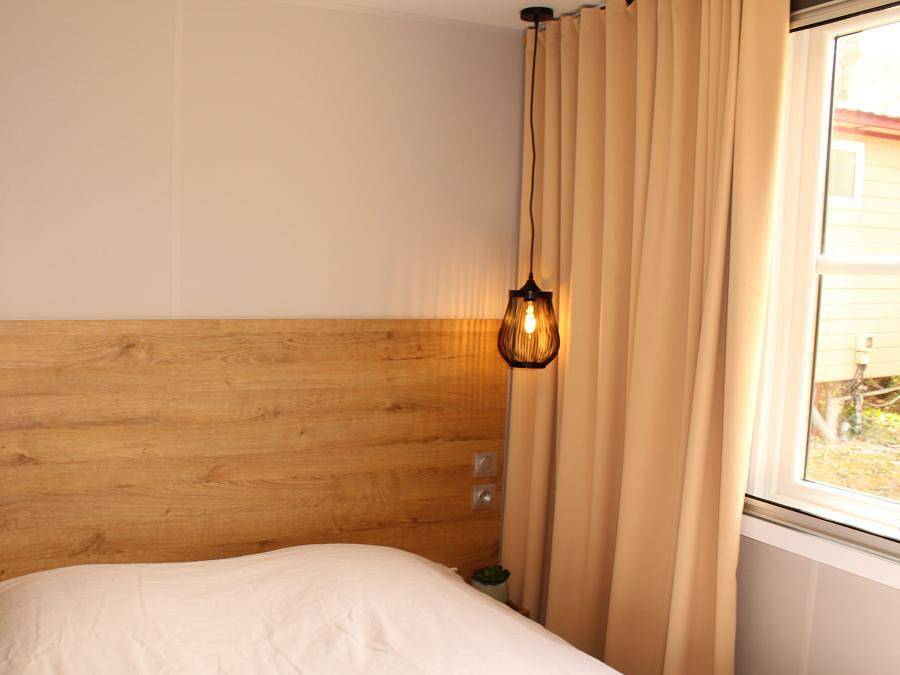 Flower Camping De la Plage - Mobile home 4 persons - Premium 30m² 2 bedrooms + semi-covered terrace 24m² - Tv - Air conditioning 4 pers in Saint-Cirq-Lapopie, Causses du Quercy Regional Nature Park