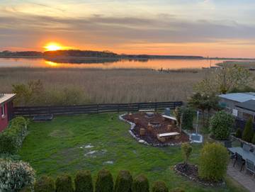 Ferienhaus für 22 Personen, mit Garten und Ausblick sowie Seeblick und Sauna, kinderfreundlich in Mölschow