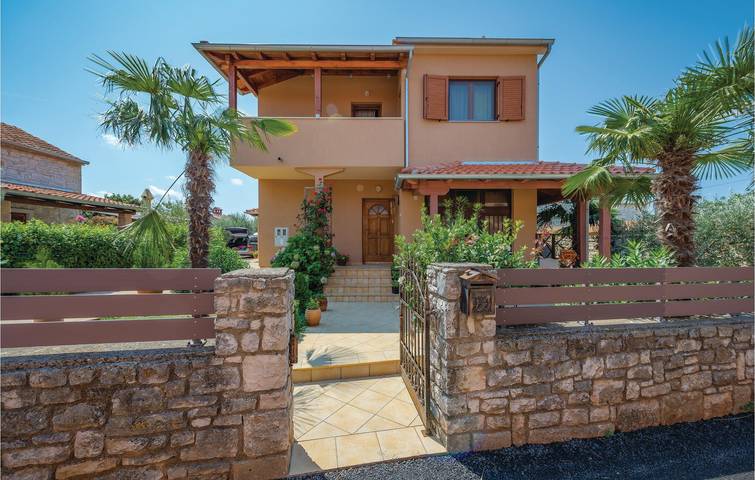 Ganze Ferienwohnung, Charmante 100 m² große Ferienwohnung mit Terrasse, Parkplatz und WLAN in Rovinjsko Selo in Rovinjsko Selo, Rovinj