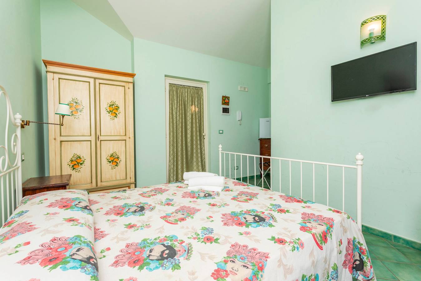 Bed and Breakfast 'Terra' con Vista Mare, Piscina in Comune e Wi-Fi in Calatabiano, Catania e dintorni