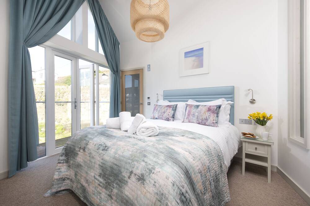 Little Harbour Master's House is a beautifully presented home set on the harbour in Portreath, South West England