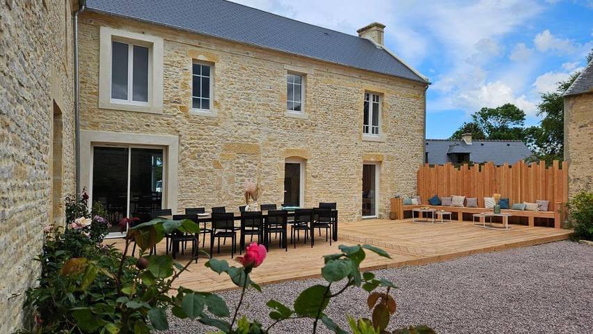Location de vacances pour 14 personnes, avec Terrasse ainsi que Jardin et Vue à Longues-sur-Mer