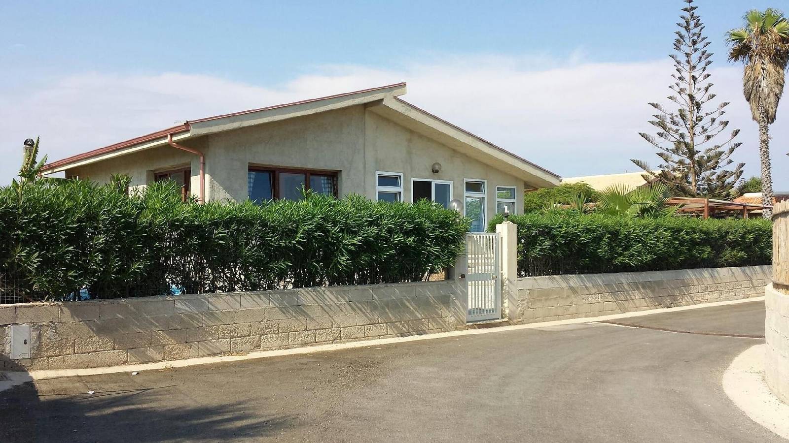 Entire holiday apartment, Geräumige Ferienwohnung in Strandnähe mit großzügigem Außenbereich und Meerblick in Santa Maria del Focallo, Ispica