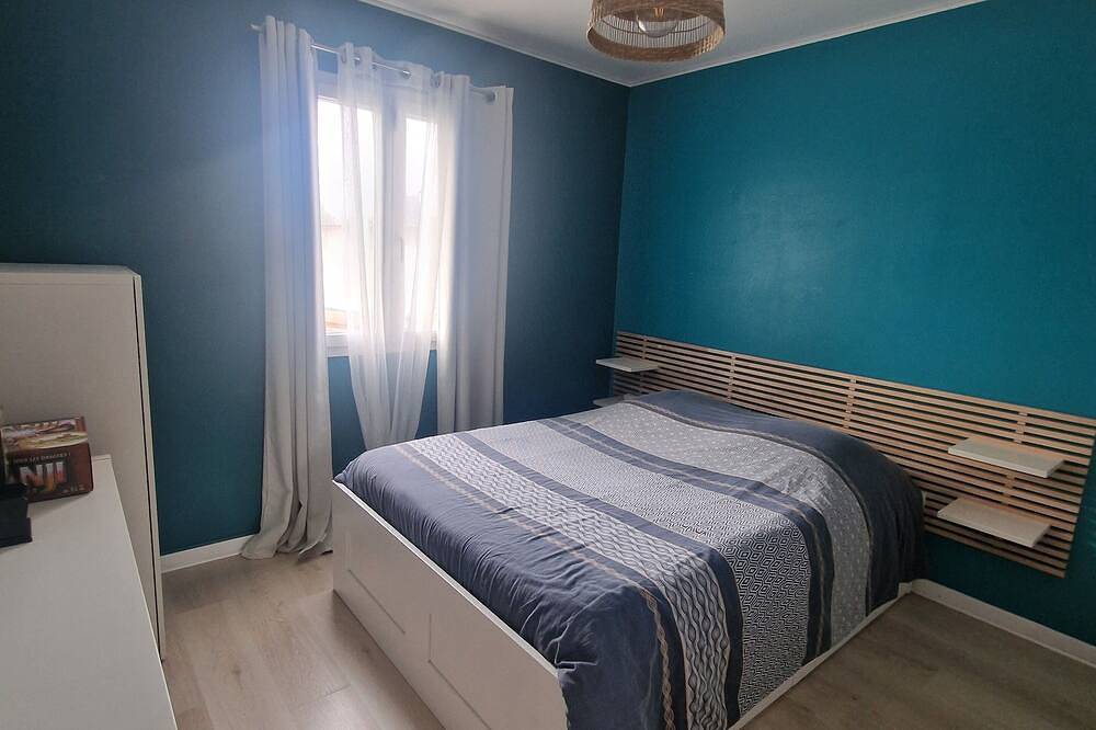 New modern single-storey air-conditioned villa with swimming pool and playground in Camaret-sur-Aigues, Vaucluse