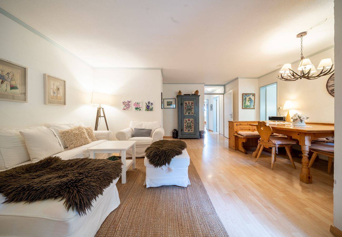 Ganze Wohnung, Chasa Valluns - 5302: Grosszügige 3.5 Zimmer Wohnung mit stilvoller Einrichtung in Vulpera, Tarasp