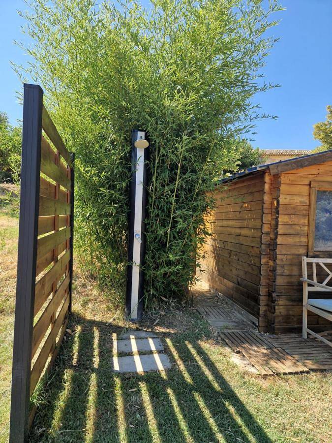 Locations insolites "vie en plein air" cabane Bastide Bellugue maison d'hôtes reseau Bienvenue à la ferme à 3 mn de lourmarin in Cadenet, Parc naturel régional du Luberon