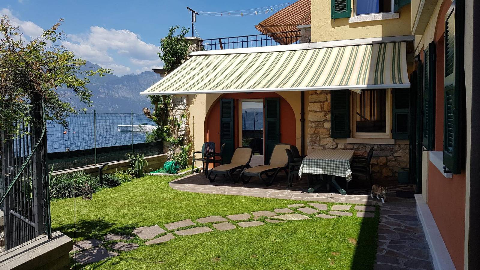 Ganze Ferienwohnung, Wohnung 'Beach House' mit Wasserblick in Castelletto di Brenzone, Brenzone
