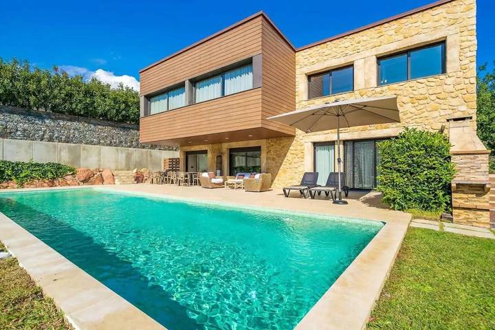 Chalet para 12 personas, con jardín además de piscina y vistas en Provincia de Gerona - 4