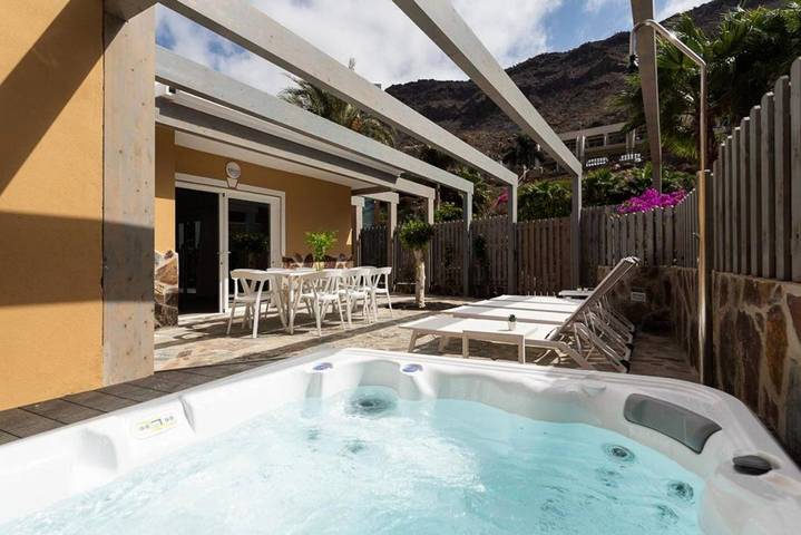 Chalet para 7 personas, con jardín además de piscina y jacuzzi en Mogán
