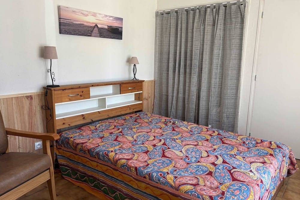 Small fisherman's cottage in a Petite Camargue hamlet in Gallician, Vauvert