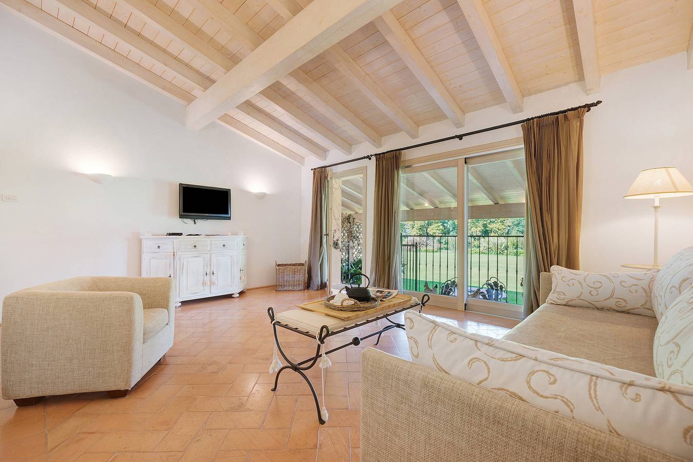 Ganze Wohnung, Apartment 'Zaffiro' mit Gemeinschaftspool, Wlan und Klimaanlage in Puegnago sul Garda, Gardasee-Berge